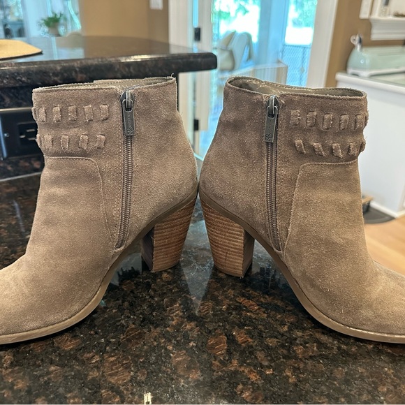 Jessica Simpson taupe suede fringe booties sz7 - Picture 5 of 6